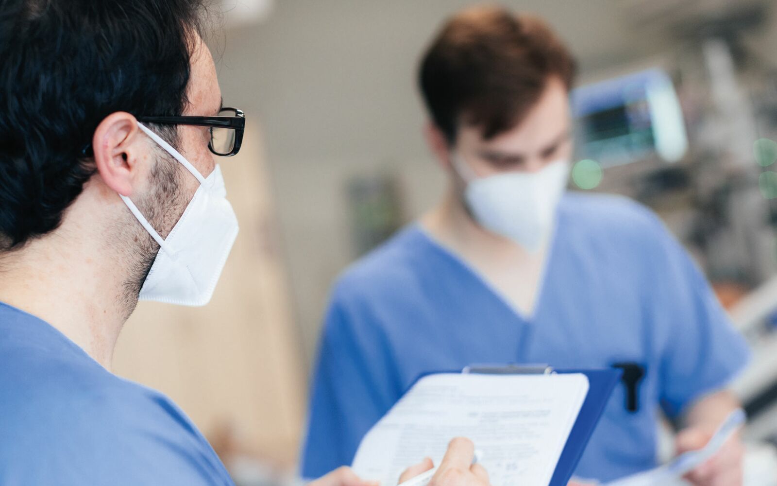 Assistenzarzt Mohamed Ammar Nouri und Assistenzarzt, Gerrit Meyers bei der Patient:innenÜbergabe