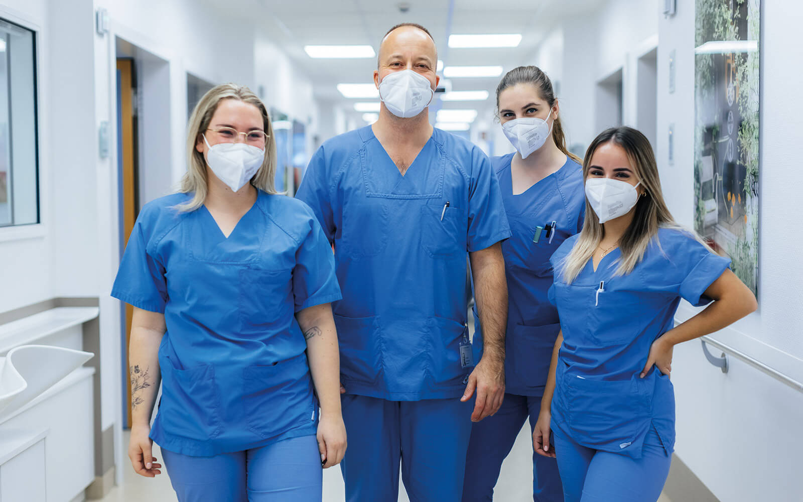 Pflegeteam der Überwachungsstation G1: Paulina Wisniewska, Gesundheits- und Krankenpflegerin, Stationsleiter Tim Ulrich, Gesundheits- und Krankenpfleger, Stationssekretärin Eleni Kreuger und  Ana Cordeiro, Gesundheits- und  Krankenpflege